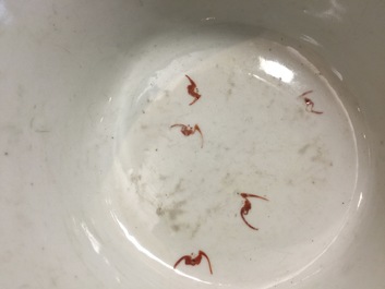 Een Chinees monochrome koraalrode kom met goudophoging, 18/19e eeuw