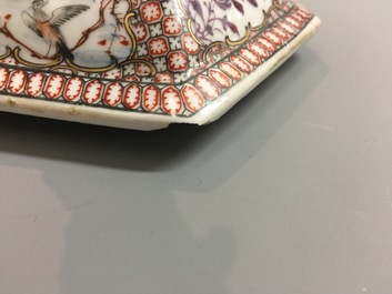 Een paar hexagonale Chinese famille rose dekselvazen met mandarijns decor, 18e eeuw