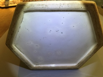 Een paar hexagonale Chinese famille rose dekselvazen met mandarijns decor, 18e eeuw