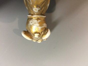 Een paar hexagonale Chinese famille rose dekselvazen met mandarijns decor, 18e eeuw