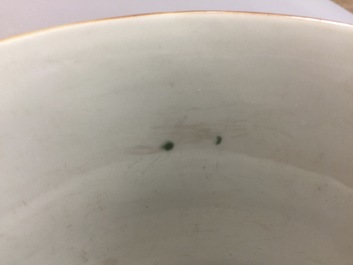 Een Chinees monochrome koraalrode kom met goudophoging, 18/19e eeuw