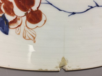 Een uitzonderlijk grote Chinese verte-Imari schotel met ruiters, Kangxi
