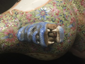 Een paar Chinese famille rose dubbele gourde vazen, Republiek, 20e eeuw