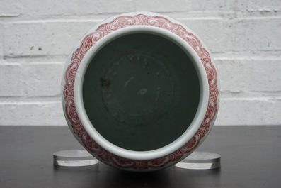 Een Chinese koperrode vaas met een draak en een phoenix, Qianlong zegelmerk en periode