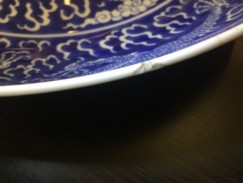 Une paire de plats aux dragons en porcelaine de Chine bleu et blanc, marque et p&eacute;riode de Kangxi