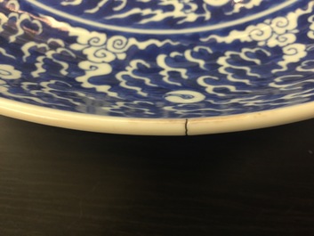 Une paire de plats aux dragons en porcelaine de Chine bleu et blanc, marque et p&eacute;riode de Kangxi