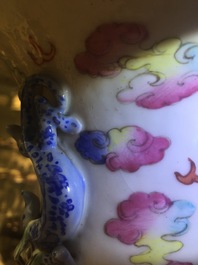 Een grote Chinese famille rose vaas met draken en foo honden, 19e eeuw