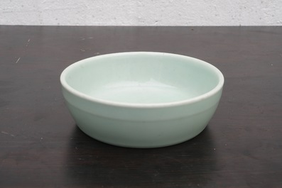 Een Chinese celadon penselenwasser, Qianlong merk en periode