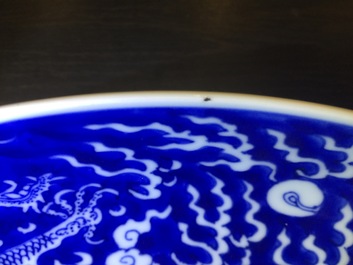 Une paire de plats aux dragons en porcelaine de Chine bleu et blanc, marque et p&eacute;riode de Kangxi