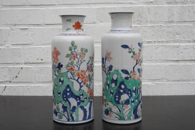 Une paire de vases en porcelaine de Chine famille verte de type rolwagen, Kangxi