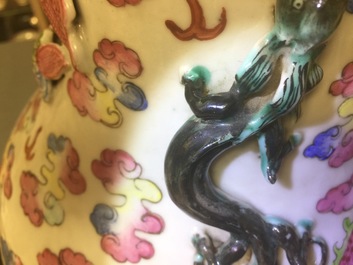 Een grote Chinese famille rose vaas met draken en foo honden, 19e eeuw