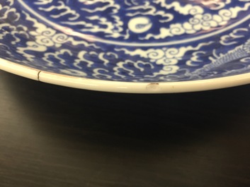 Une paire de plats aux dragons en porcelaine de Chine bleu et blanc, marque et p&eacute;riode de Kangxi