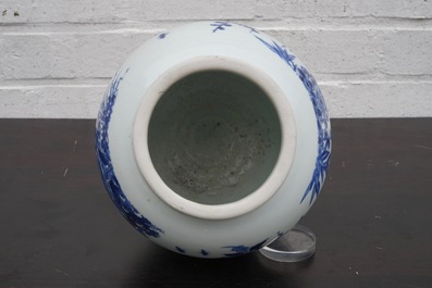 Un vase de forme globulaire en porcelaine de Chine bleu et blanc &agrave; d&eacute;cor sous gla&ccedil;ure, &eacute;poque Transition, 1620-1683