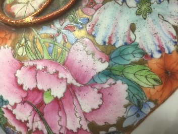 Een Chinese bolvaas met mille fleurs decor en een draak in reli&euml;f, 19/20e eeuw