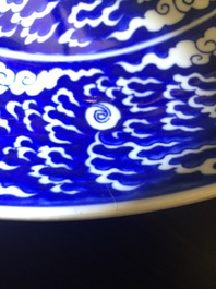 Une paire de plats aux dragons en porcelaine de Chine bleu et blanc, marque et p&eacute;riode de Kangxi