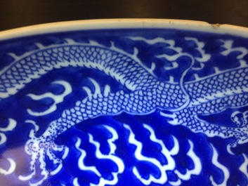 Une paire de plats aux dragons en porcelaine de Chine bleu et blanc, marque et p&eacute;riode de Kangxi