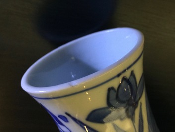 Un vase de forme double gourde en porcelaine de Chine bleu et blanc, &eacute;poque Transition, 1620-1683