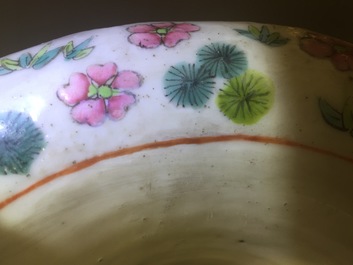 Een grote Chinese famille rose vaas met draken en foo honden, 19e eeuw