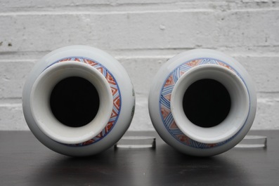 Une paire de vases en porcelaine de Chine famille verte de type rolwagen, Kangxi
