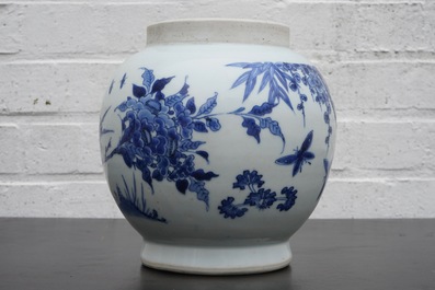 Un vase de forme globulaire en porcelaine de Chine bleu et blanc &agrave; d&eacute;cor sous gla&ccedil;ure, &eacute;poque Transition, 1620-1683