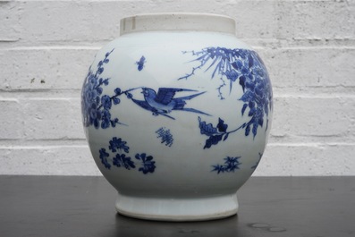Un vase de forme globulaire en porcelaine de Chine bleu et blanc &agrave; d&eacute;cor sous gla&ccedil;ure, &eacute;poque Transition, 1620-1683