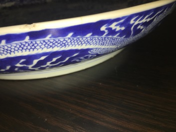 Une paire de plats aux dragons en porcelaine de Chine bleu et blanc, marque et p&eacute;riode de Kangxi