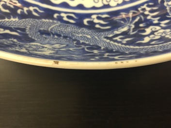 Une paire de plats aux dragons en porcelaine de Chine bleu et blanc, marque et p&eacute;riode de Kangxi