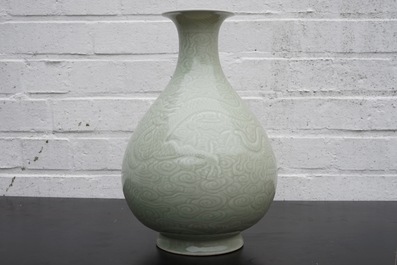 A Chinese celadon underglaze decorated yuhuchunping dragon vase, 19/20th C.
