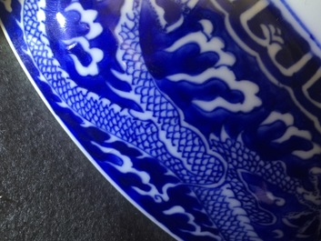 Une paire de plats aux dragons en porcelaine de Chine bleu et blanc, marque et p&eacute;riode de Kangxi