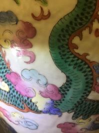 Een grote Chinese famille rose vaas met draken en foo honden, 19e eeuw