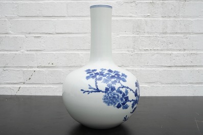 Un vase de forme bouteille en porcelaine de Chine bleu et blanc, 20&egrave;me