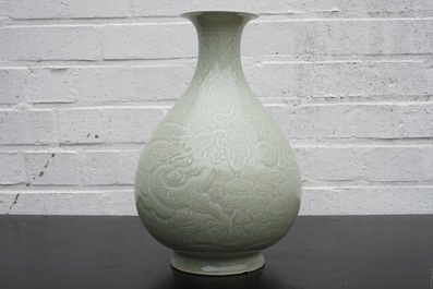 A Chinese celadon underglaze decorated yuhuchunping dragon vase, 19/20th C.
