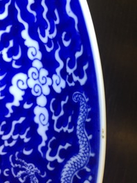 Une paire de plats aux dragons en porcelaine de Chine bleu et blanc, marque et p&eacute;riode de Kangxi