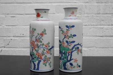 Une paire de vases en porcelaine de Chine famille verte de type rolwagen, Kangxi