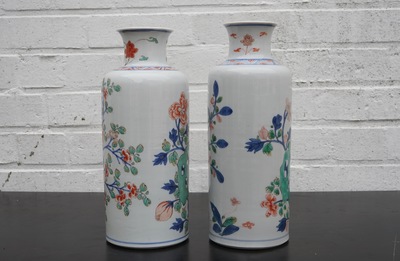 Une paire de vases en porcelaine de Chine famille verte de type rolwagen, Kangxi