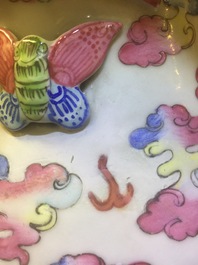 Een grote Chinese famille rose vaas met draken en foo honden, 19e eeuw