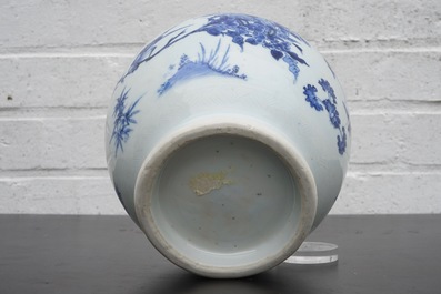 Un vase de forme globulaire en porcelaine de Chine bleu et blanc &agrave; d&eacute;cor sous gla&ccedil;ure, &eacute;poque Transition, 1620-1683