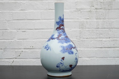 A Chinese blue and underglaze red bottle vase with cranes, 19/20th C.