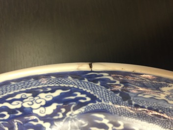 Une paire de plats aux dragons en porcelaine de Chine bleu et blanc, marque et p&eacute;riode de Kangxi