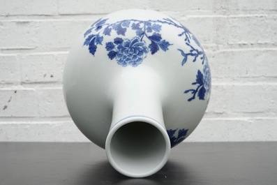 Un vase de forme bouteille en porcelaine de Chine bleu et blanc, 20&egrave;me