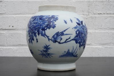 Un vase de forme globulaire en porcelaine de Chine bleu et blanc &agrave; d&eacute;cor sous gla&ccedil;ure, &eacute;poque Transition, 1620-1683