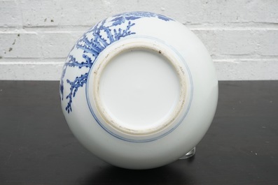 Un vase de forme bouteille en porcelaine de Chine bleu et blanc, 20&egrave;me