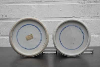 Une paire de vases en porcelaine de Chine famille verte de type rolwagen, Kangxi