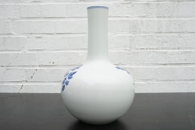 Un vase de forme bouteille en porcelaine de Chine bleu et blanc, 20&egrave;me
