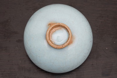 Un bol en porcelaine de Chine de type Junyao, prob. Dynastie Song, 10/13&egrave;me