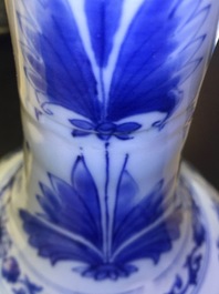 Un vase de forme bouteille en porcelaine de Chine bleu et blanc, &eacute;poque Transition, 1620-1683