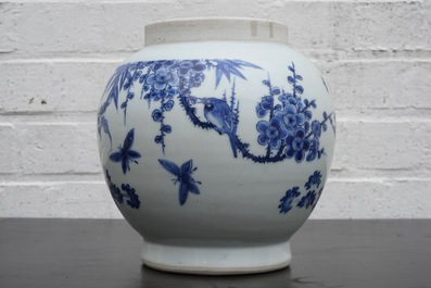 Un vase de forme globulaire en porcelaine de Chine bleu et blanc &agrave; d&eacute;cor sous gla&ccedil;ure, &eacute;poque Transition, 1620-1683