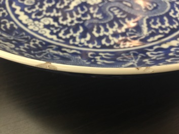 Une paire de plats aux dragons en porcelaine de Chine bleu et blanc, marque et p&eacute;riode de Kangxi