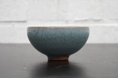 Un bol en porcelaine de Chine de type Junyao, prob. Dynastie Song, 10/13&egrave;me