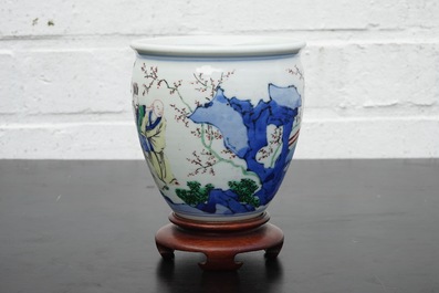Een Chinese wucai penseelpot op houten sokkel, Transitie periode, 1620-1683